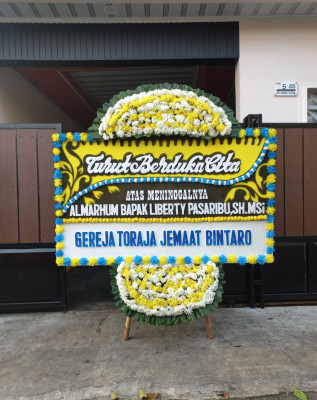 Papan Bunga Duka di Teon Nila Serua